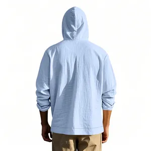 Vue arrière d'une chemise à capuche en lin bleu clair montrant la texture du tissu