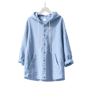 Détail d'une chemise à capuche en lin bleu clair pour homme avec poche kangourou