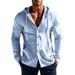 Détail d'une chemise à capuche en lin ample pour homme en bleu clair pour la plage