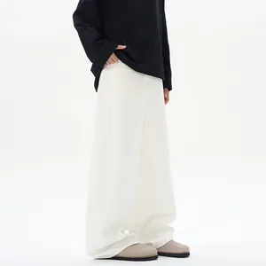 Jeans larghi in stile americano bianco crema con un esclusivo design a taglio curvo