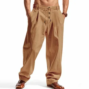 Detailansicht der lockeren, atmungsaktiven Baumwoll-Leinen-Hose für Herren in Khaki