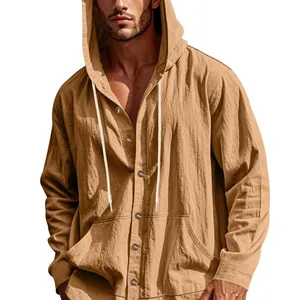 Détail de la chemise à capuche en lin ample pour homme avec boutons et cordons de serrage