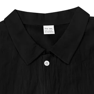 Dettaglio del colletto di una camicia in lino nero da uomo, taglia XXL e trama