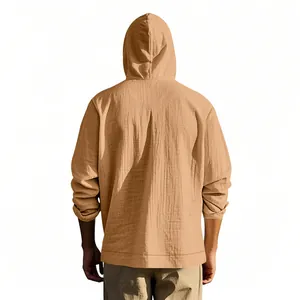 Vue arrière d'une chemise à capuche en lin ample pour homme en couleur beige clair.