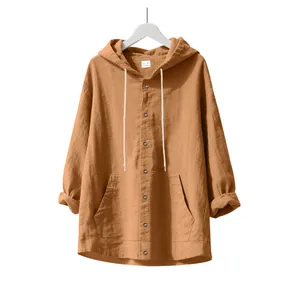 Gros plan de la chemise en lin caramel pour homme avec une capuche et boutons