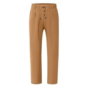 Detaillierte Ansicht einer braunen Herren-Leinenhose mit Kordelzug und Knopfleiste