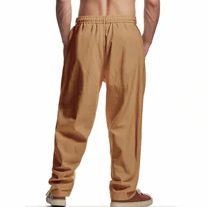 Detailansicht der Rückseite einer lockeren, atmungsaktiven Herrenhose aus Baumwollleinen