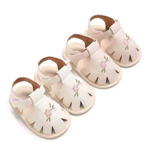 Detalle de sandalias bordadas para bebé con suelas suaves antideslizanti y velcro