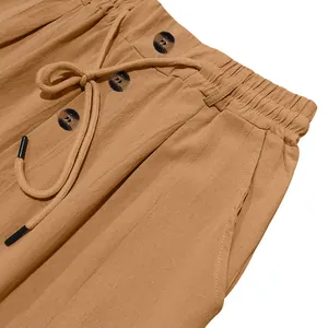 Detailaufnahme der atmungsaktiven Baumwoll-Leinen-Hose mit elastischem Kordelzug