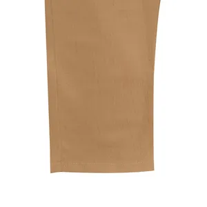 Detailansicht des gesäumten Beinabschlusses einer atmungsaktiven Khaki-Herrenhose aus Leinen