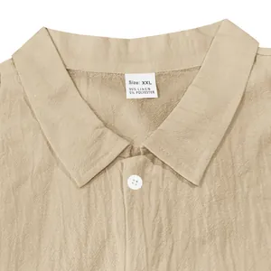 Dettaglio della camicia in lino kaki da uomo con focus su colletto e trama del tessuto.