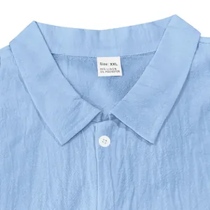 Dettaglio del colletto di una camicia di lino azzurra da uomo con etichetta taglia