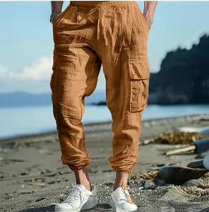 Κοντινό πλάνο ανδρικού παντελονιού cargo jogger από βαμβάκι και λινό σε καραμελέ χρώμα.
