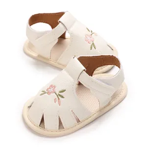 Vue détaillée de sandales crème pour bébé avec broderie florale rose et semelle souple