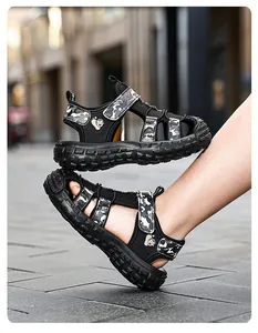 Vue latérale détaillée des sandales de sport pour garçons avec brides camouflage