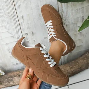 Vintage bruine suède sneakers in Duitse legertrainer-stijl voor dames met witte veters