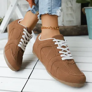Bruine retro suède sneakers in GAT-stijl voor een casual en trendy lifestyle-look.