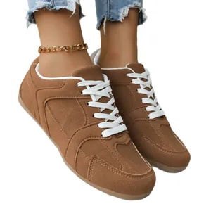 Stijlvolle vintage bruine suède Duitse leger sneakers voor dames met witte veters