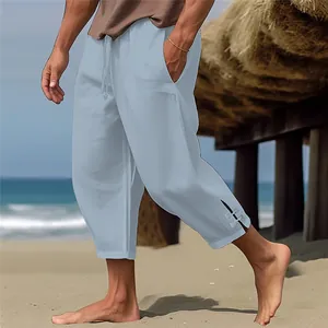Detalle de pantalones de playa para hombre en algodón y lino azul claro con cordón y nudos bajos
