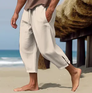 Pantalón corto de lino y algodón beige para hombre con cordón y un fondo de playa