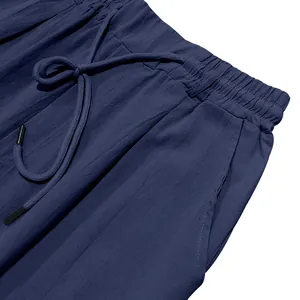 Detailansicht einer marineblauen Leinenhose mit Kordelzug an der Taille und Tasche