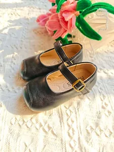Detailansicht der schwarzen Mary Jane Prinzessinnenschuhe mit Schnalle und weichem Leder