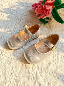 Detailaufnahme silberner Mary Jane Prinzessinnenschuhe mit metallischem Finish