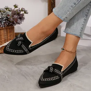 Ballerine a punta in maglia nera traspirante con fiocco elegante e ricamo a catena