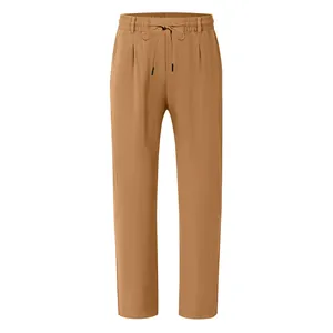 Vorderansicht der lockeren Leinenhose für Herren in Camel mit Kordelzug am Bund