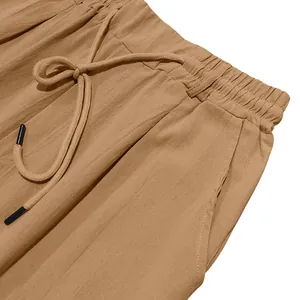 Detailansicht einer lockeren Herren-Leinenhose mit elastischem Bund und Kordelzug.