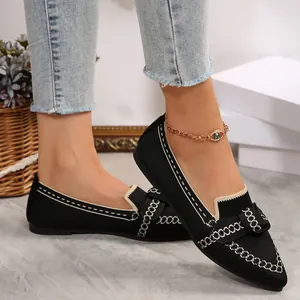 Ballerine a punta nere traspiranti in tessuto fly-woven con fiocco e ricami bianchi