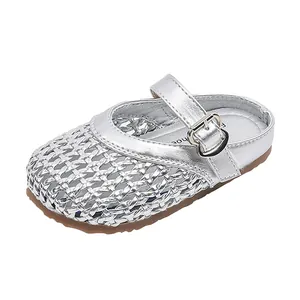 Mules plates tissées argentées pour filles avec bride réglable pour l'été et la plage