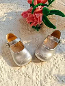 Detailansicht silberner Mary Jane Prinzessinnenschuhe für Kleinkinder auf Spitze