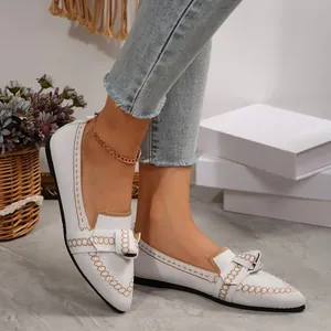 Primo piano di scarpe ballerine bianche in rete traspirante con elegante dettaglio a fiocco