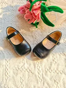 Detailansicht der klassischen schwarzen Mary Jane Prinzessinnenschuhe für Mädchen
