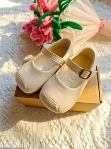 Beige Kinder Mary Jane Prinzessinnenschuhe mit Schnallenriemen auf Geschenkbox