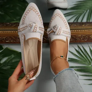 Ballerine a punta in maglia bianca traspirante con fiocco decorativo e motivo a catena