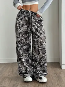 Detailansicht der Damen-Kordelzughose mit Blattmuster in grauem Camouflage-Look