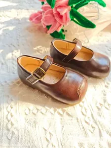 Detaillierte Makroansicht brauner Mary Jane Prinzessinnenschuhe aus Leder für Kleinkinder