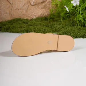 Dettaglio della suola beige resistente di un sandalo da spiaggia donna con marchio taglia 37