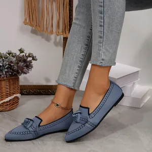 Mocassini piatti blu traspiranti in maglia a punta con fiocco per donna in posa