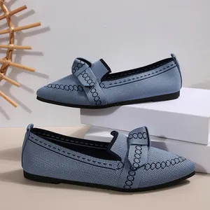 Primo piano di ballerine a punta in maglia blu traspirante con elegante dettaglio a fiocco