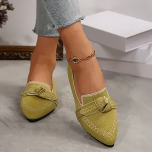 Dettaglio delle ballerine in flyknit verde lime a punta con fiocco e trama testurizzata.