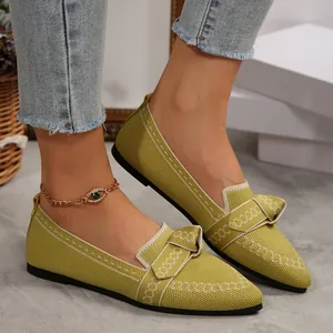 Dettaglio delle ballerine traspiranti in flyknit verde lime con fiocco decorativo
