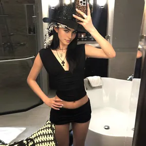 Détail de l'ensemble d'été sexy noir avec haut col en V et short à volants chic
