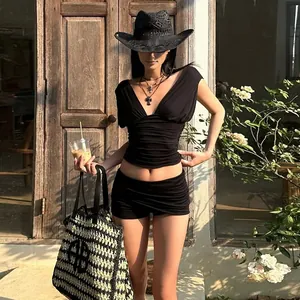 Ensemble sexy noir avec haut froncé à col en V profond et short pour la mode estivale