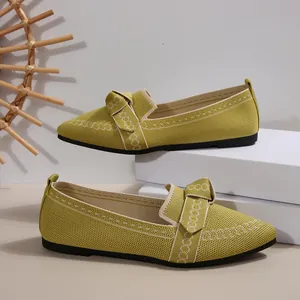 Primo piano di ballerine a punta in maglia verde lime traspirante con dettaglio fiocco.