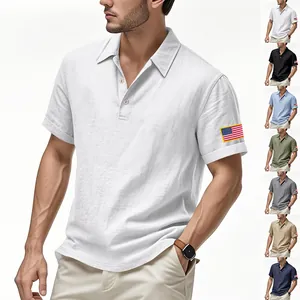 Detail van heren linnen polo met korte mouwen en Amerikaanse vlag borduursel op de mouw