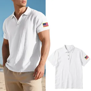 Detailweergave van wit linnen herenpoloshirt met een Amerikaanse vlagpatch op de mouw