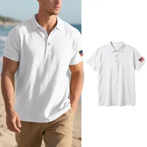 Wit linnen heren poloshirt met Amerikaanse vlag patch, strand- en platte detailweergave.